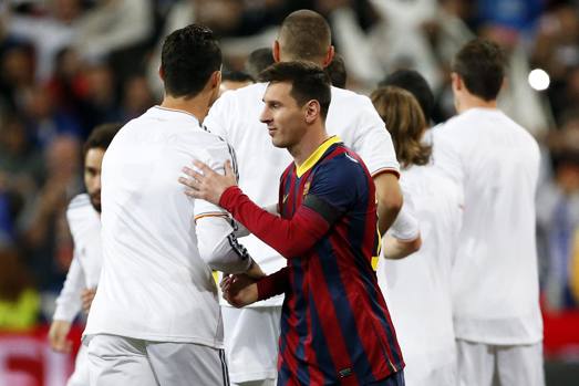 Stretta di mano tra Leo Messi e Cristiano Ronaldo. Epa